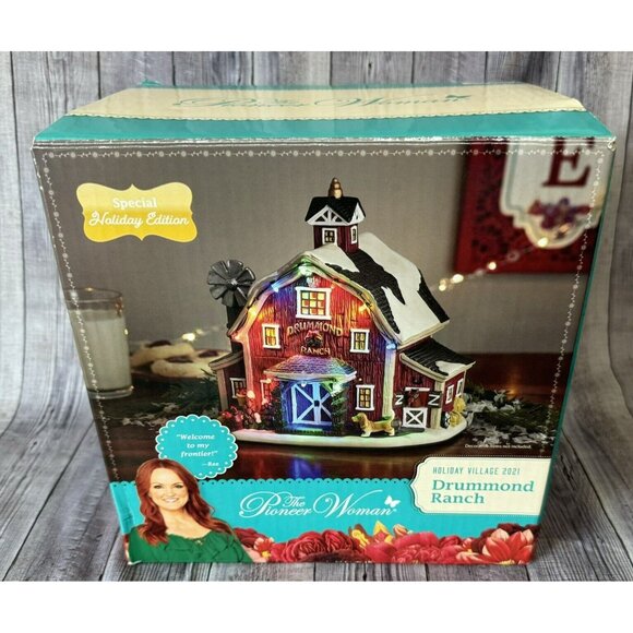 The Pioneer Woman Drummond Ranch Holiday Village 2021 Light-Up Christmas Barn - Picture 12 of 16